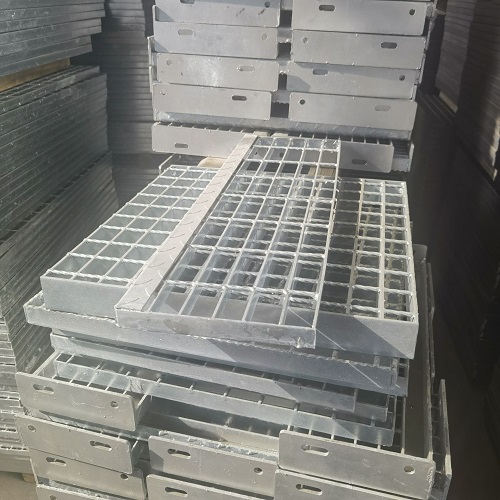 污水处理厂钢格栅怎么选？耐腐蚀方案全解析